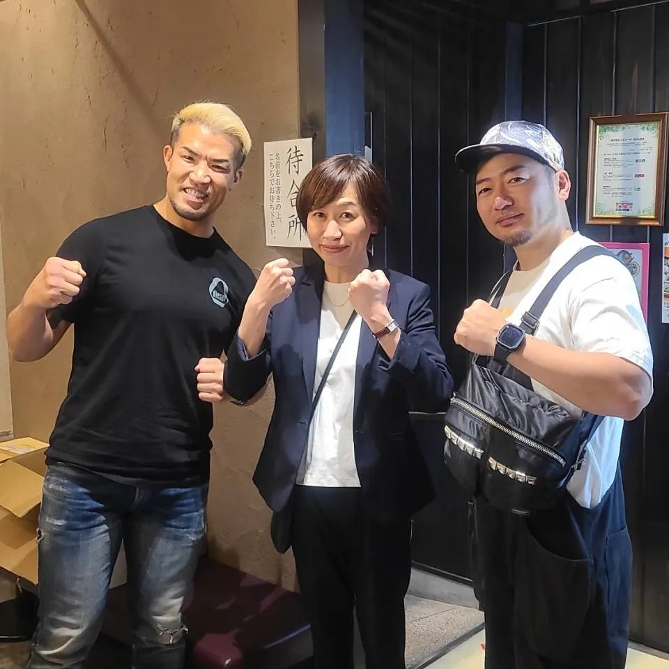 とある平日の昼下がり☀️、なんと大阪プロレスのゼウスさんが私...